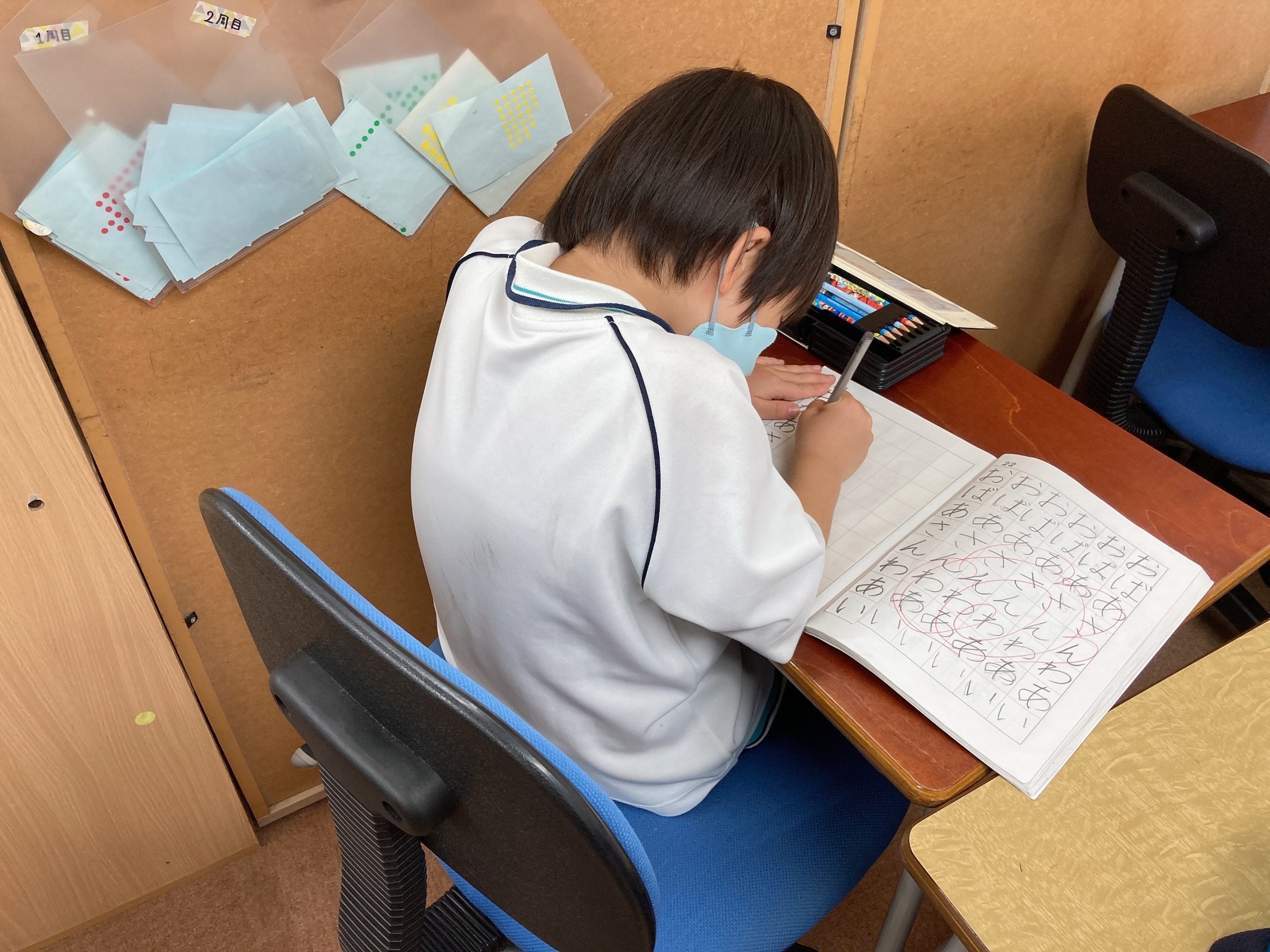 学校帰りに六甲道の個別指導塾の自習室へ通う小学生