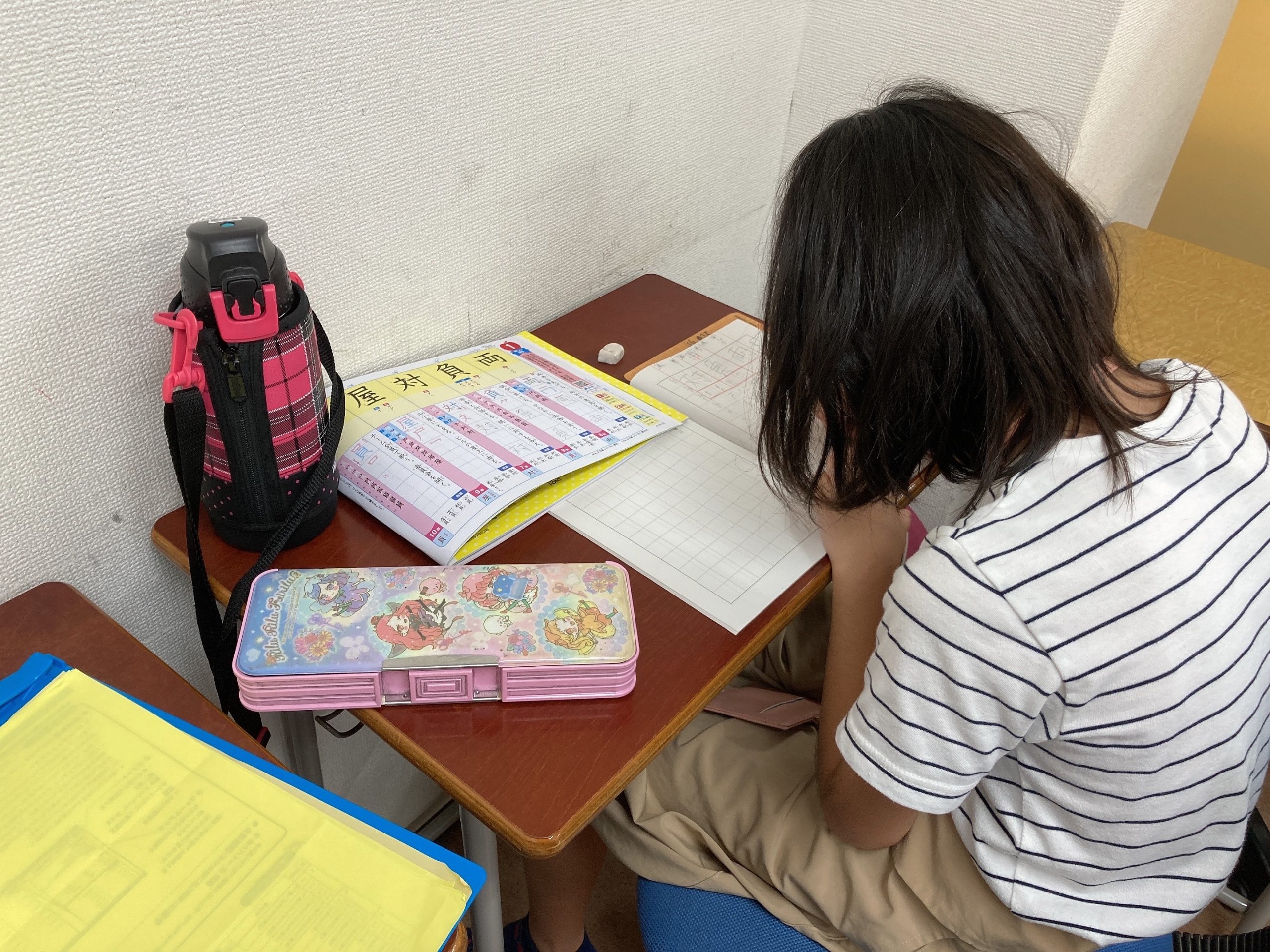 学校帰りに六甲道の個別指導塾の自習室へ通う小学生